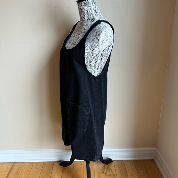 Monki denim pinafore dress in black - Picture 2 of 8